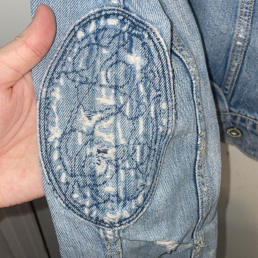Levi’s distressed denim jean jacket with elbow patches and pockets - Picture 9 of 12